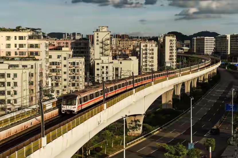 【标题】深圳2026年元旦地铁客流破千：1058.69万人次彰显城市轨道交通新高