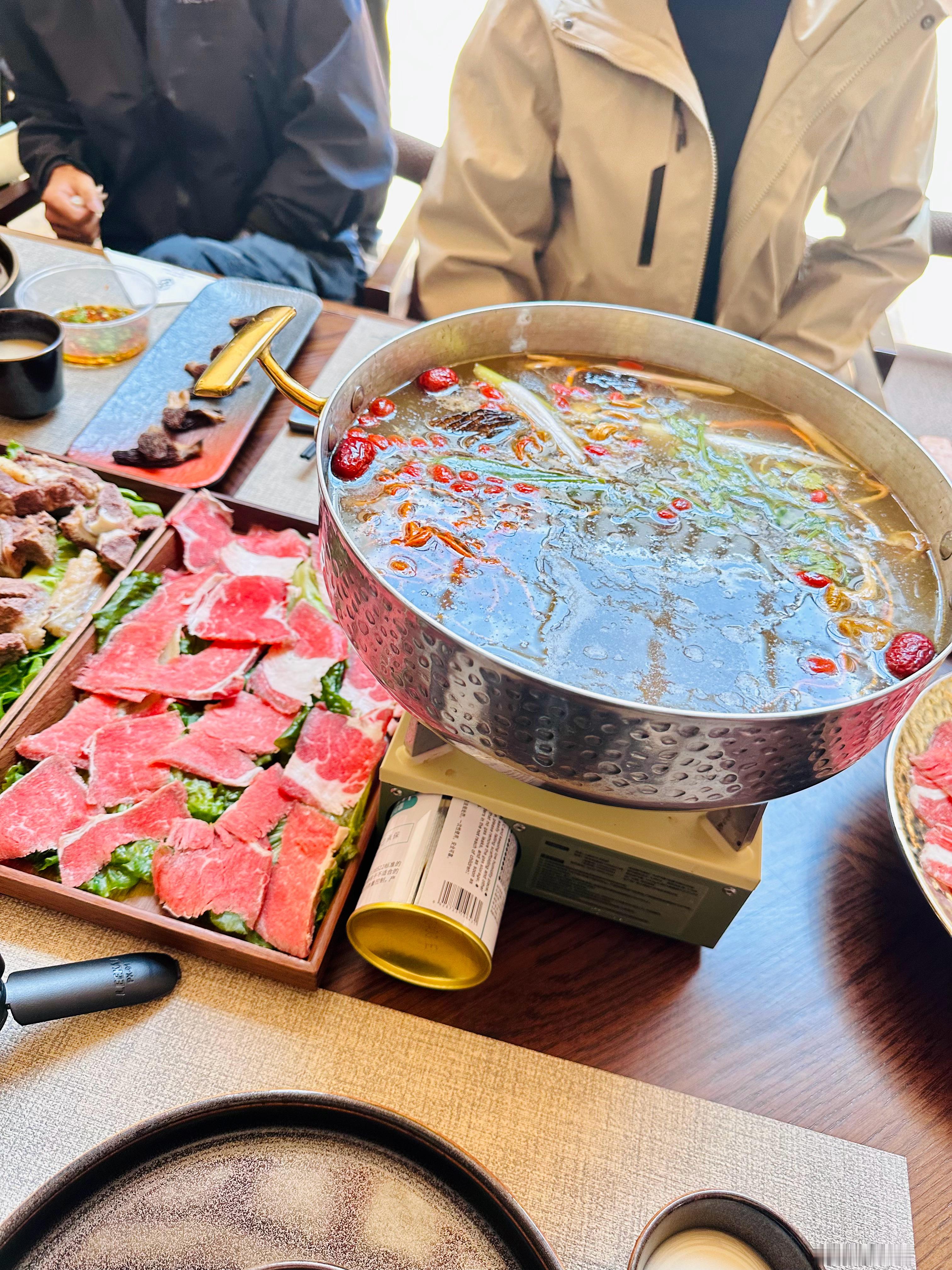 小助理我从早上8点一直试驾到了晚上，不得不说川西实在是美！很幸运这次出来天气不错