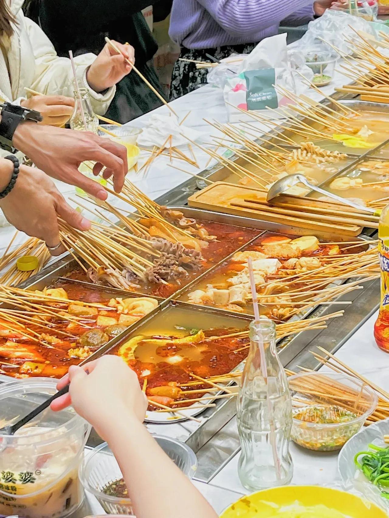 关东煮、麻辣烫、冒菜、串串和火锅有什么区别？我感觉都一个味！

有人认为冒菜可以