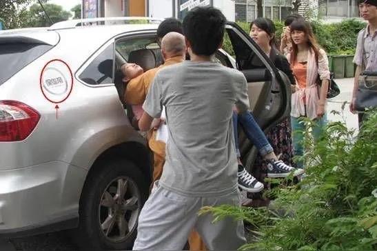 讲一个暖心事！网约车司机开到半路，突然让2名大学生下车。2名大学生刚想问为什么，