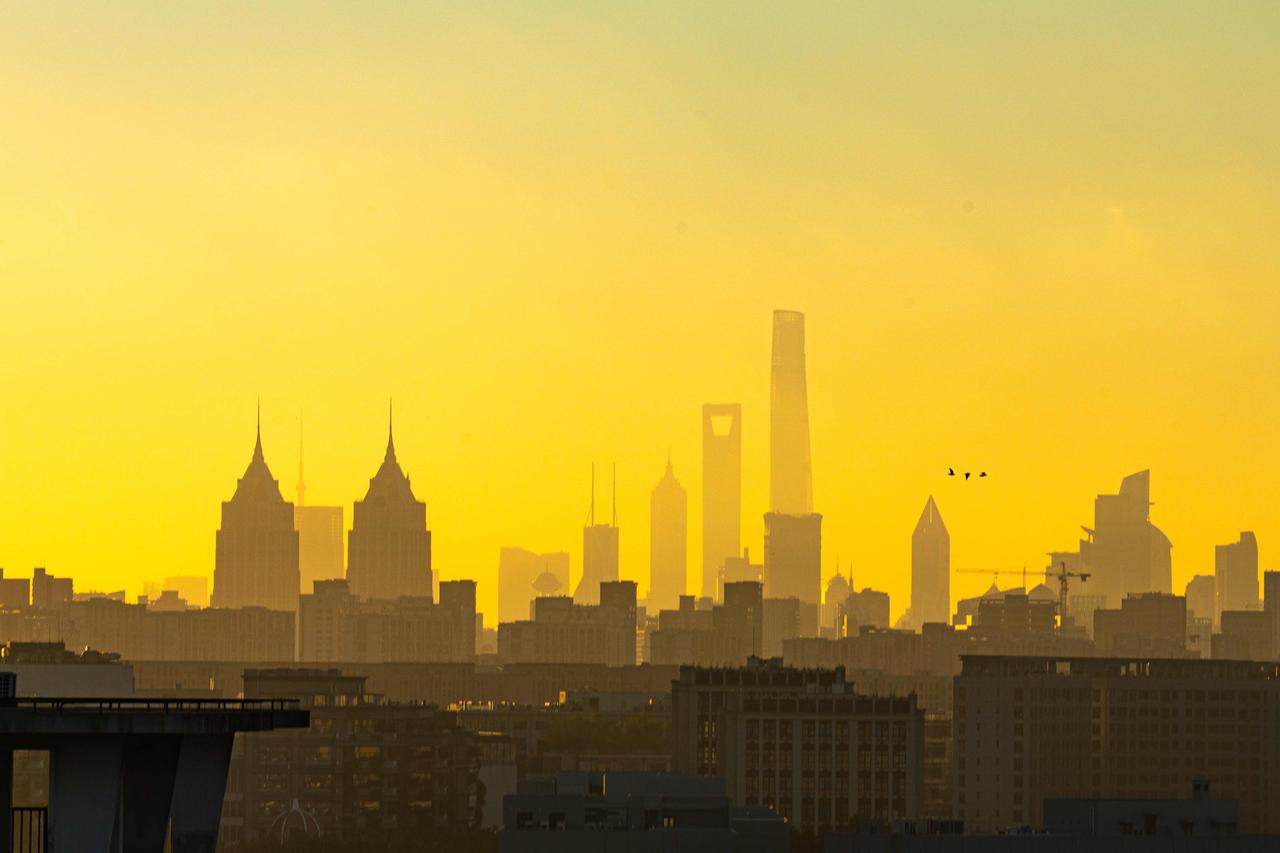 张雪峰老师，我想很多人和我一样对他的第一印象，是那个在视频里语速快到像开了倍速，