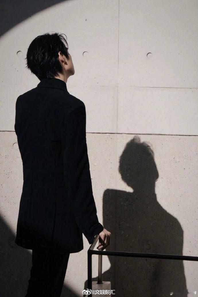 #魏大勋纯黑look正背面# 魏大勋身着纯黑西装，正面的魅力与背面的风采相互映衬