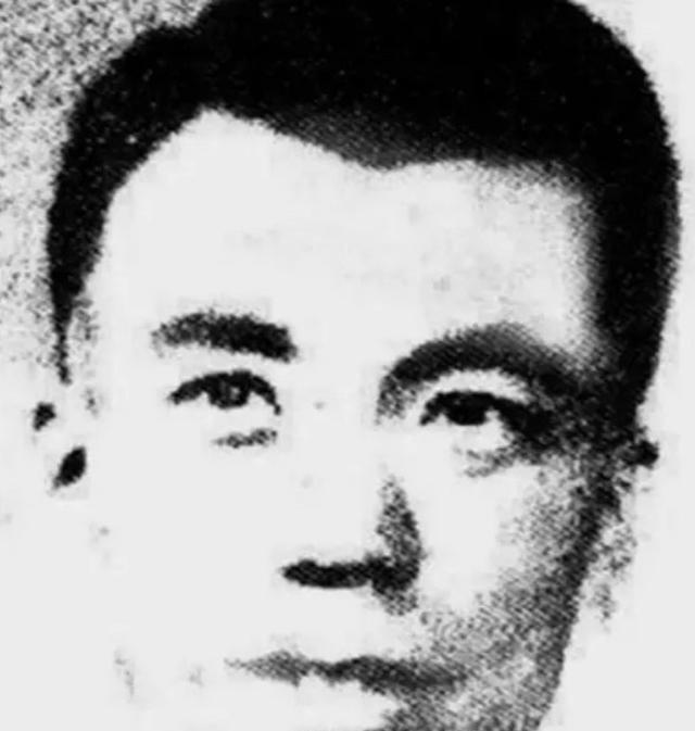1952年，志愿军战士张文荣被美军俘虏后叛变，经过改造后，张文荣被安排打入志愿军