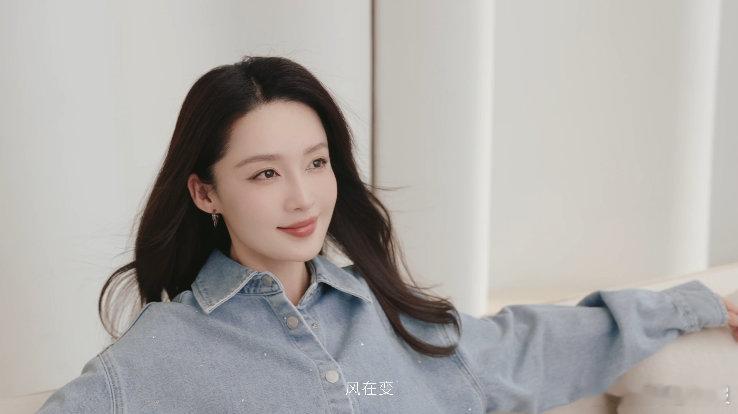 被李沁暖到了李沁新短片里的穿搭态度好圈粉！不同风格的造型切换，却始终保持着松弛感