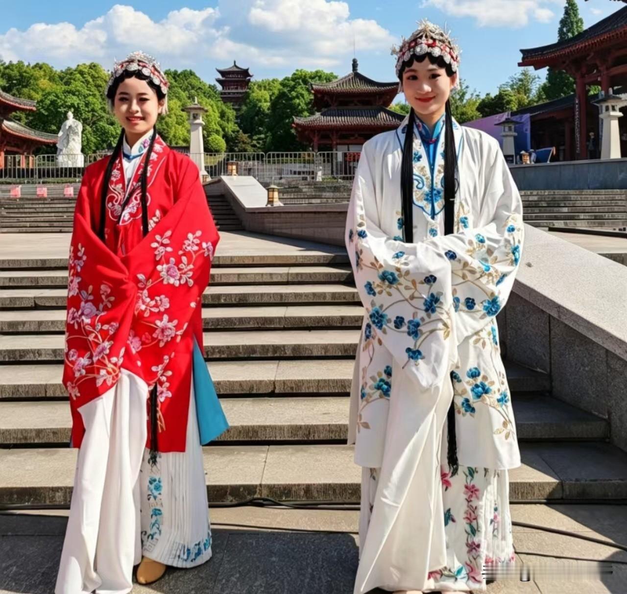 穿越千年的美丽，汉服与古风建筑的完美融合