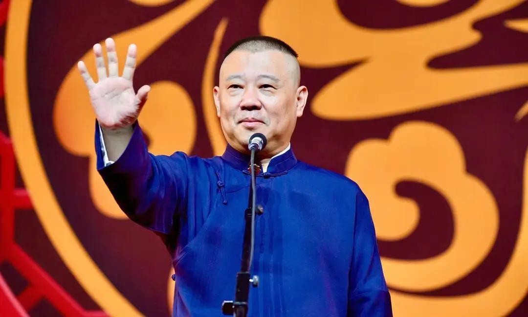 郭德纲这个人，看着亲近百姓、懂民间曲艺，骨子里其实非常粗俗、非常自负。他天天挂在