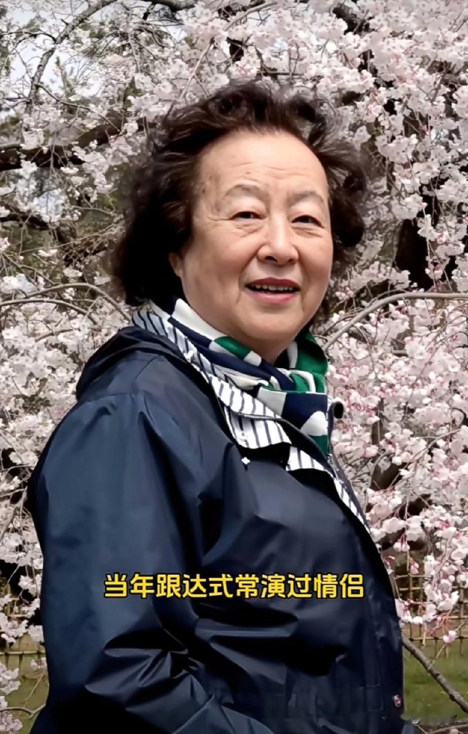 这张樱花照里的她，
当年跟达式常演过情侣，
拍《年青的一代 》时，
她跟着地质生