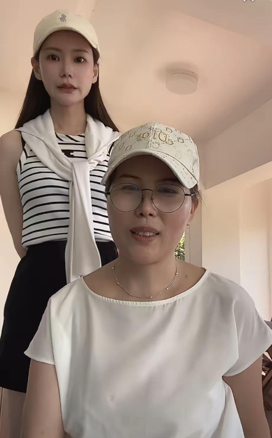 褪去镜头前的热度与争议，最动人的美好往往藏在三餐四季的烟火里。近日，筱梅在直播间