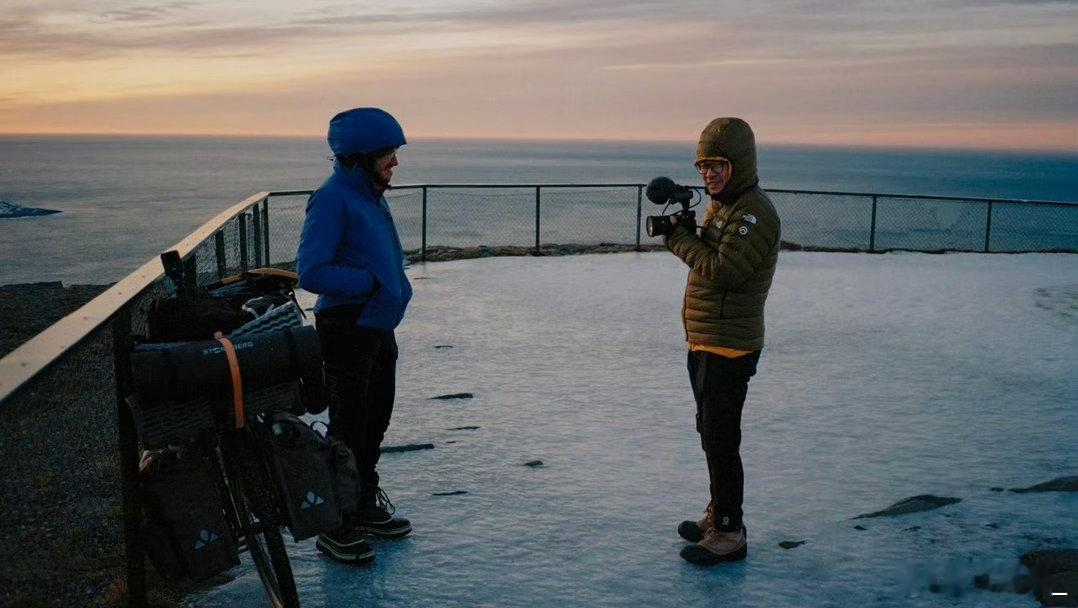 原来韩商言带回挪威的是links谁懂啊！韩商言回挪威身边竟是Links，跟着李现