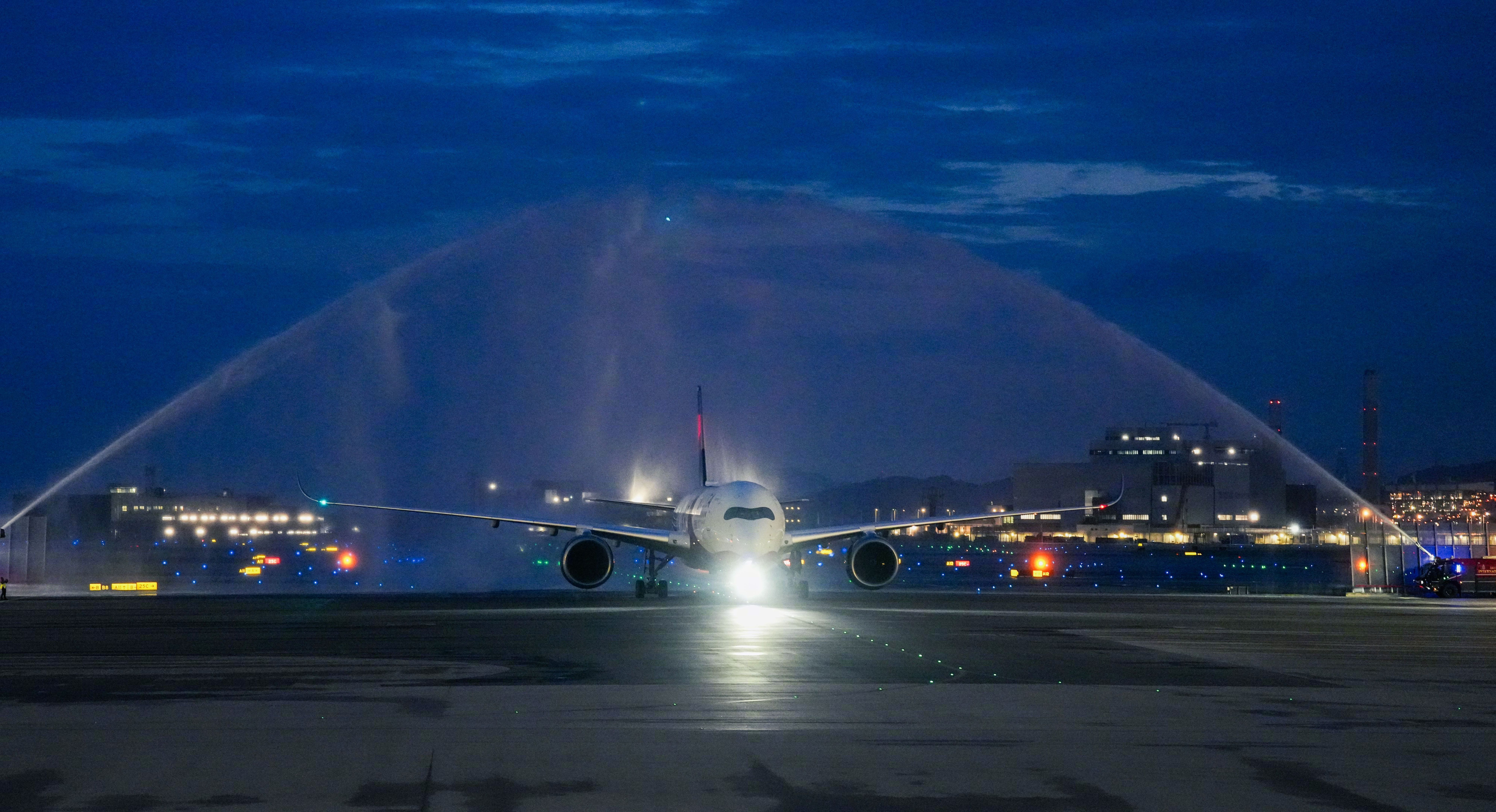 时隔 2802 天，达美航空重返香港。今天凌晨五点零五分，从洛杉矶飞来的达美航空