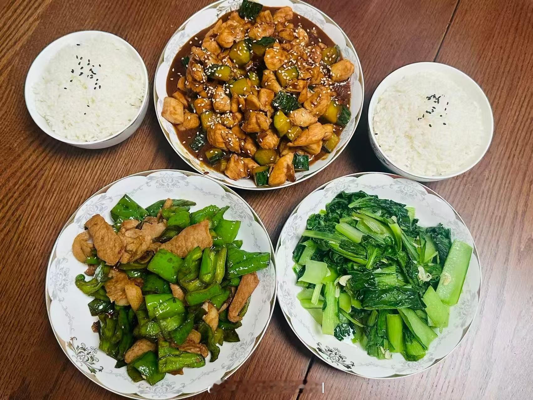 感谢我王哥给了一天假，晚上给齐主任做了心心念念的酱爆鸡丁生活手记
