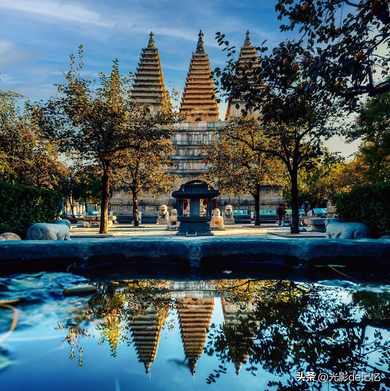 京城秋天不能错过离万寿寺不远的真觉寺，它比万寿寺早建了一百年，现存的金刚宝座塔有