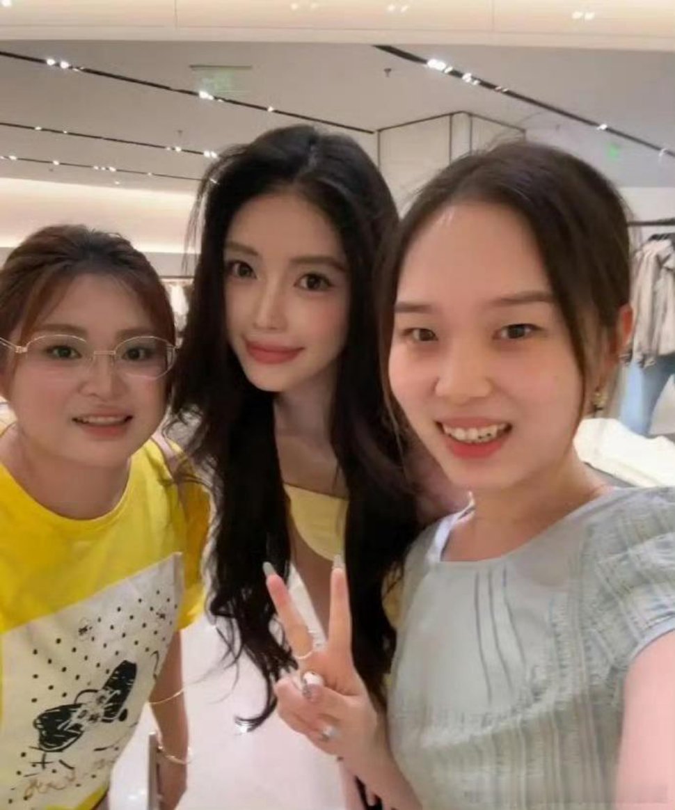 网红现实中的脸确实很漂亮感觉可以当明星了 