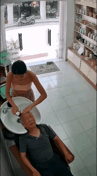 大爷这下可惨了。
自从去那家理发店洗过一次头后，大爷像着了魔一样魂不守舍，老板娘