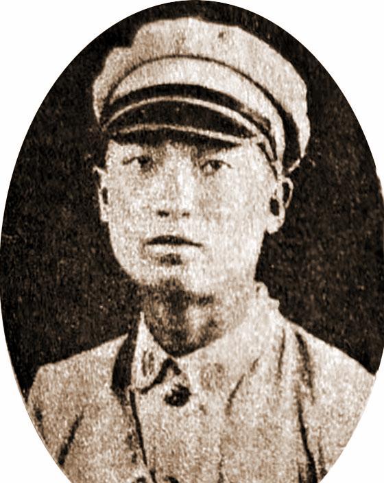 1951年1月24日的台北，天还没亮透，有人用旧相机拍下一张照片。
照片里的人叫