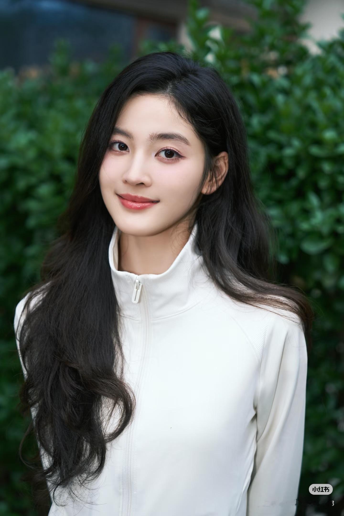 佳偶天成比男主先爱上女主的是女二张凯莹的姐控不像演的张凯莹长得很御姐，我觉得特别
