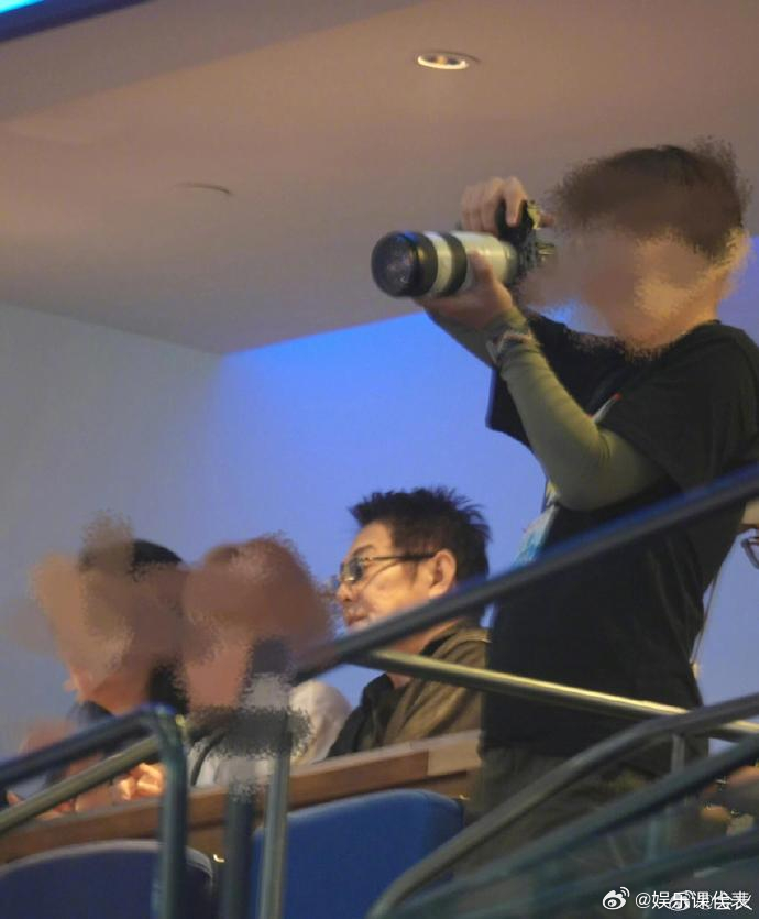 李连杰去看张艺兴演唱会 ​​李连杰去看张艺兴演唱会！！ ​​​