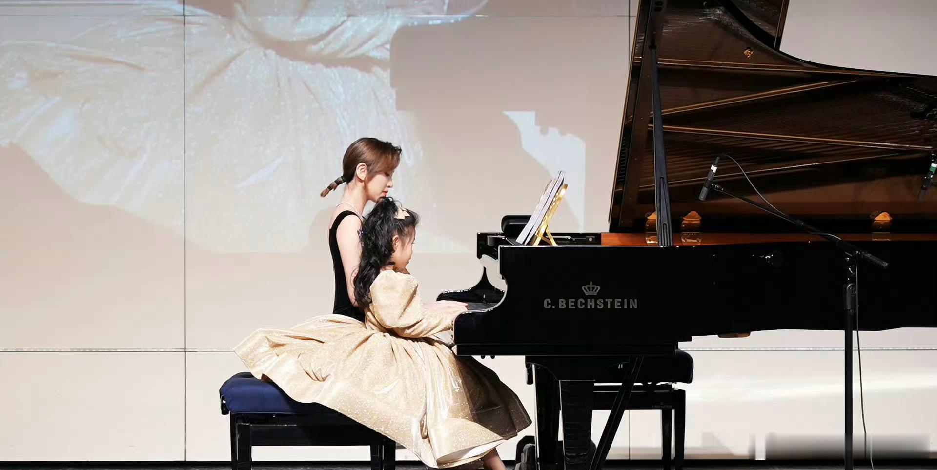 唐艺昕分享女儿钢琴演出照 艺昕和若昀绝对好磕[送花花]恋爱，结婚，怀孕能让吃瓜的