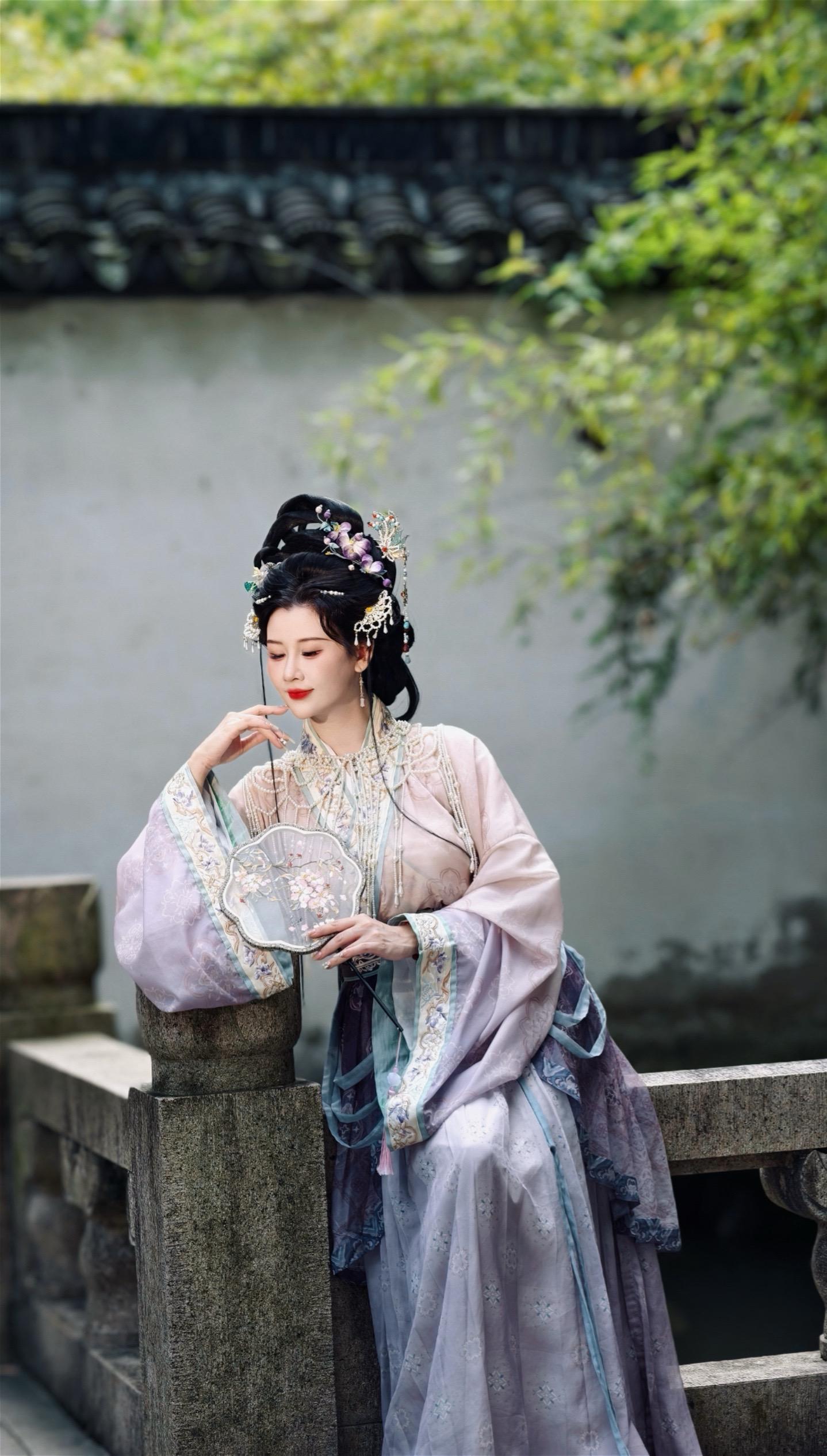 不用太着急 ，一切都恰逢其时 。 四季从不会打乱节律 春天不忙着结果 ...