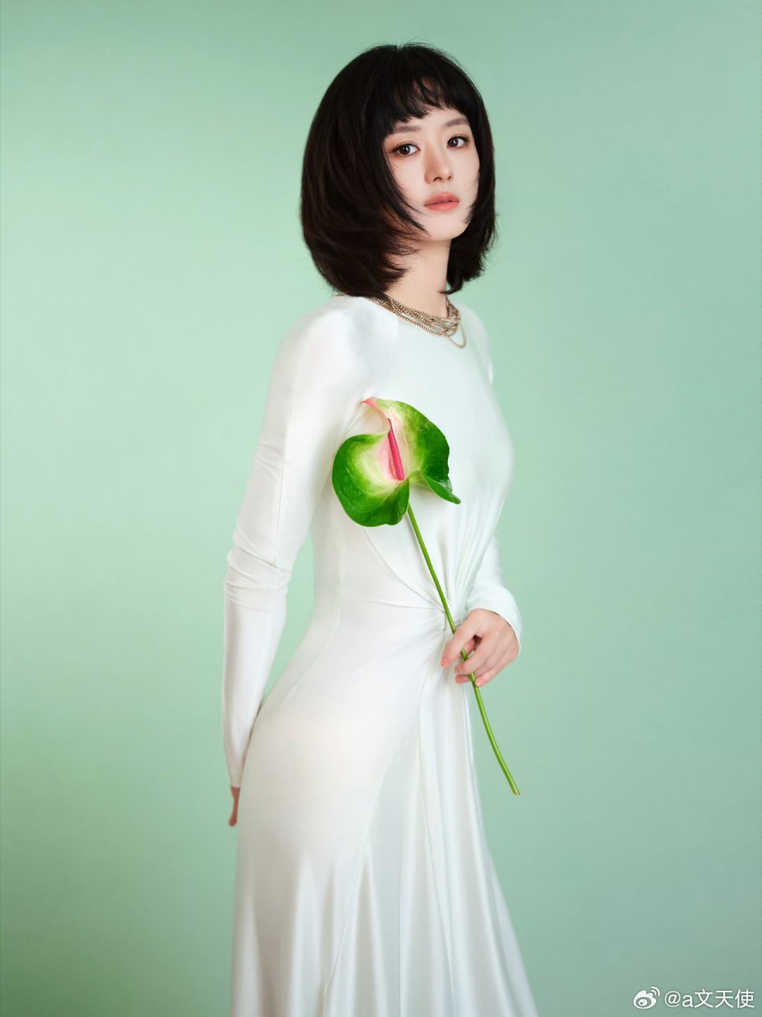 赵丽颖在面对主持人的“欺骗”或刁钻问题时，通常展现出冷静、机智且不失原则的应对方