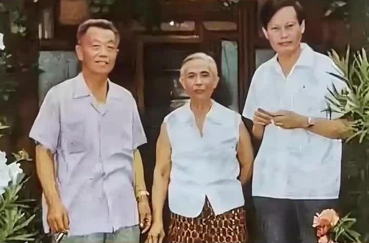 杜聿明在功德林，妻子曹秀清当年带着家人跟着蒋介石去了台湾，但是后来日子过得很苦，