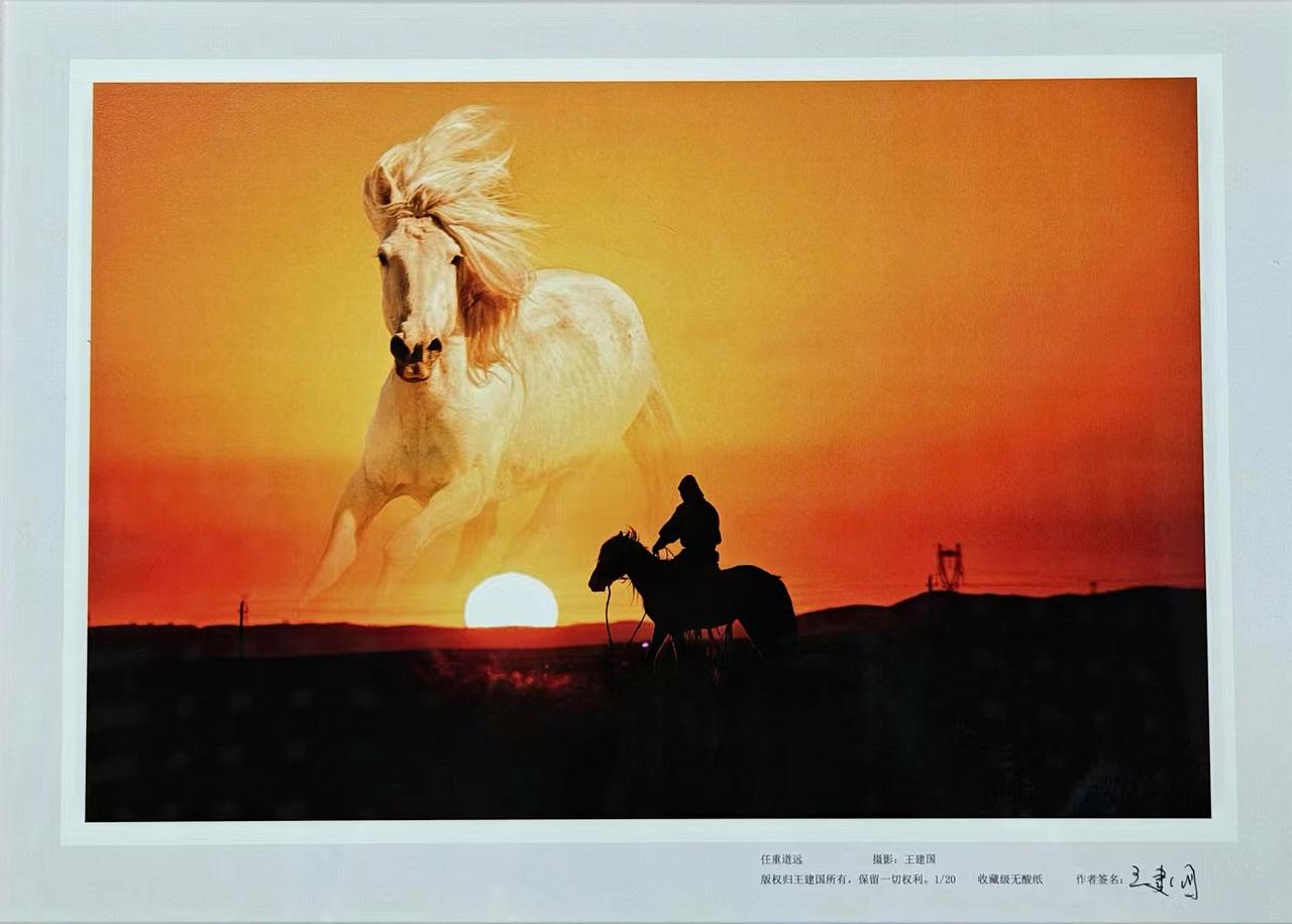 任重道远

摄影：王建国
配诗：詹四平

东方欲晓踏朦胧，
策马扬鞭驰奔腾。
任
