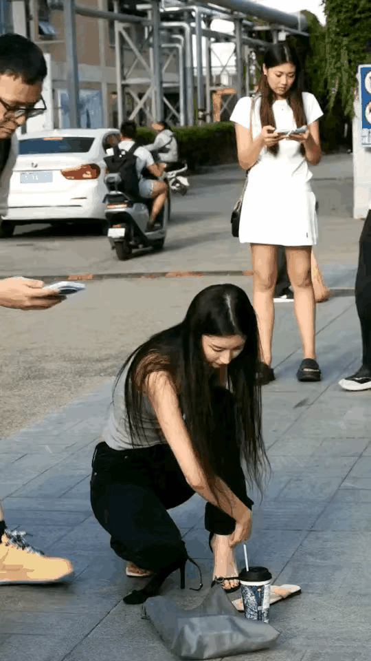小姐姐说，我不加微信[皱眉]