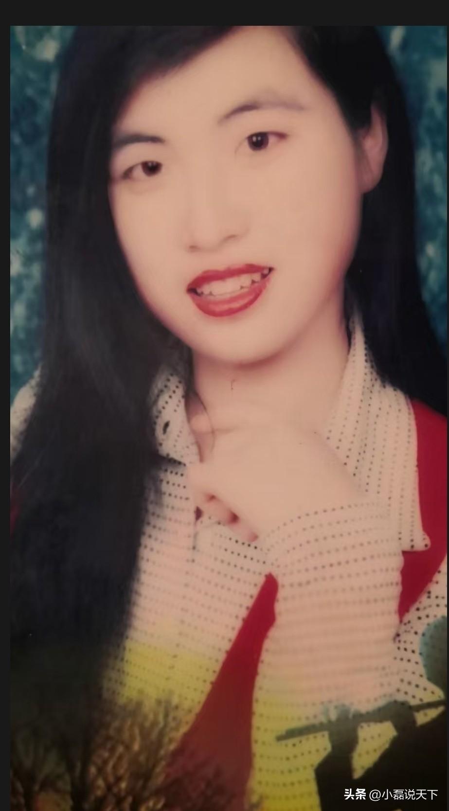翻出这张压箱底的老照片，二十岁的自己，笑得眼里全是光。那时候不懂什么是生活的难，