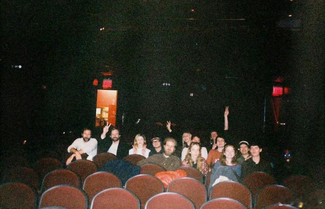 《怪奇物语 》卡司们一起观看了大结局！！ 