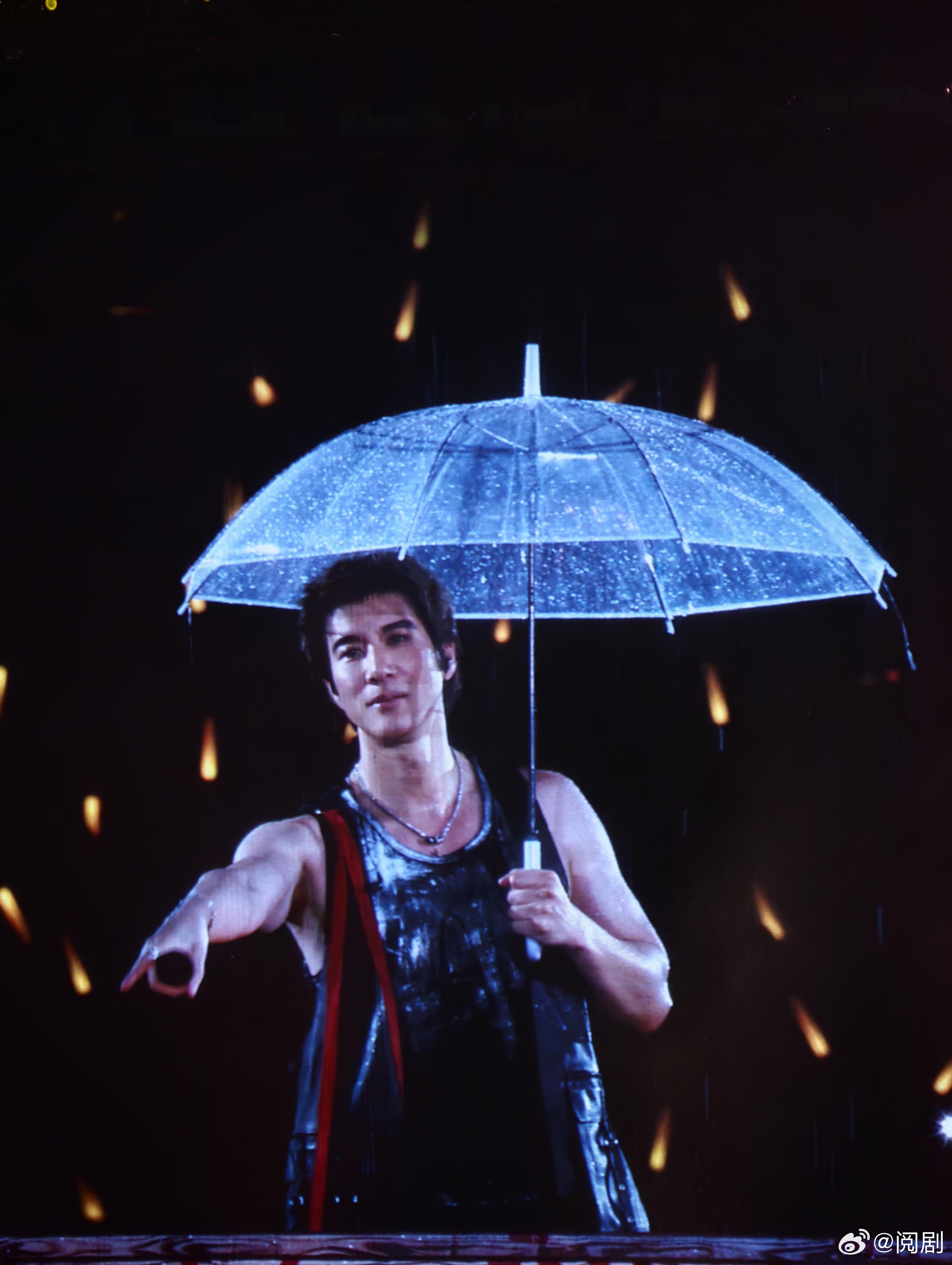 暴雨中的王力宏王力宏苏州演唱会暴雨真的佩服王力宏的临场状态，暴雨打在脸上视线都会