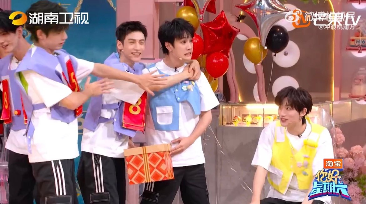 敖子逸又在外面受委屈了 游戏道具“精准误伤”小敖，委屈到龇牙咧嘴的样子，怎么连受