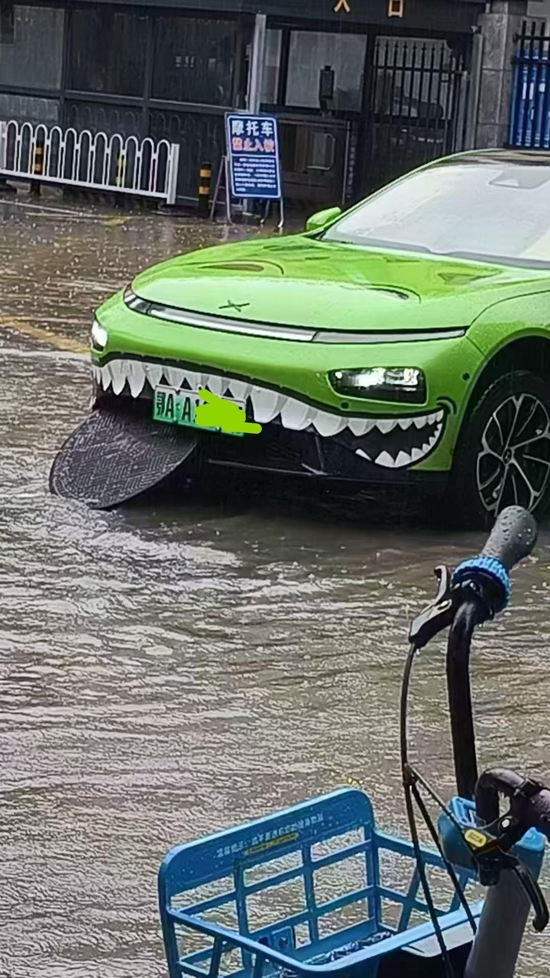 新能源车磕这一下~~~修理费得多少钱啊？？