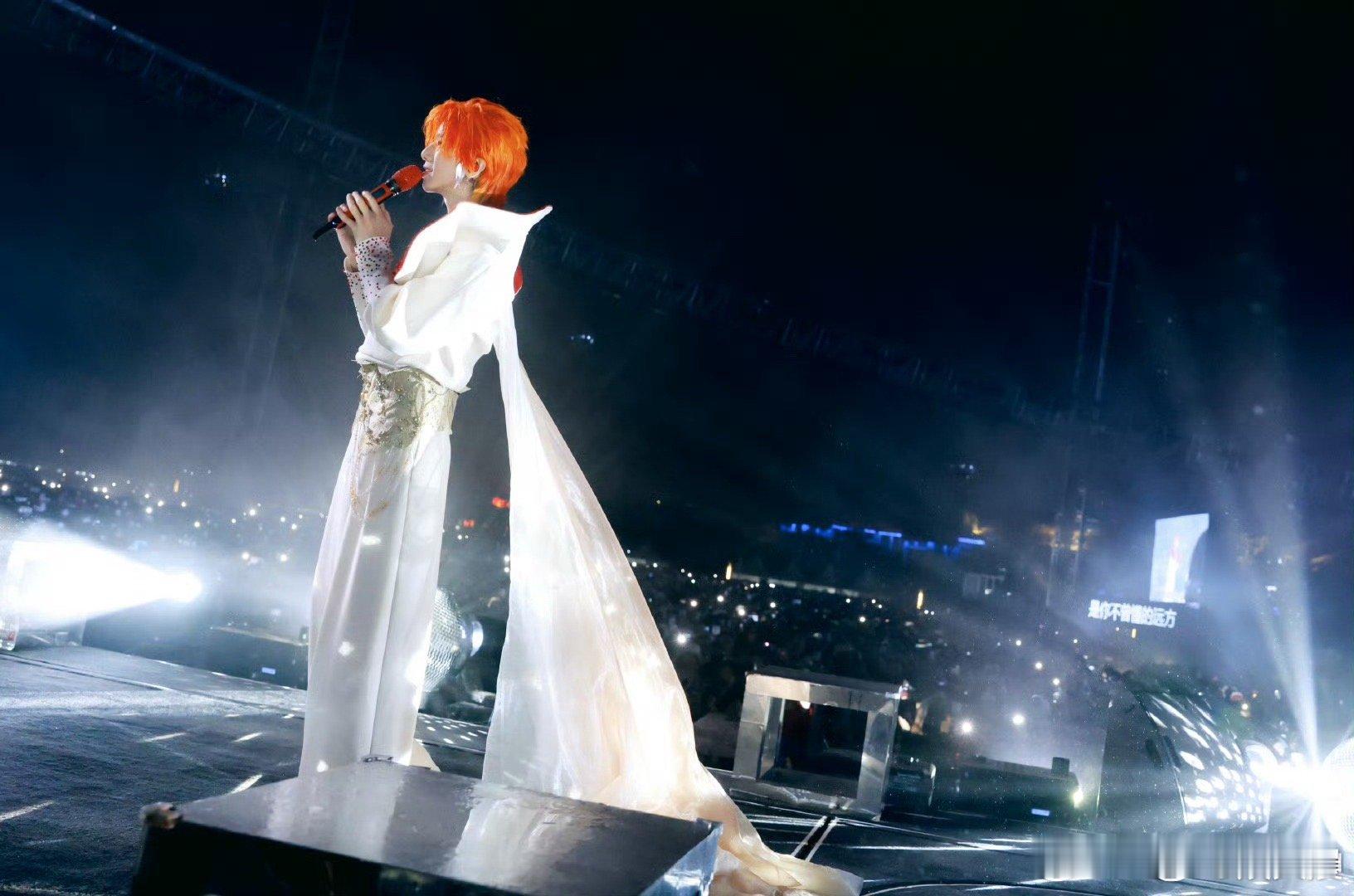 华晨宇 你们在哪家就在哪 是刻在骨子里的双向奔赴呀～ 他用歌声筑梦，我们用陪伴回