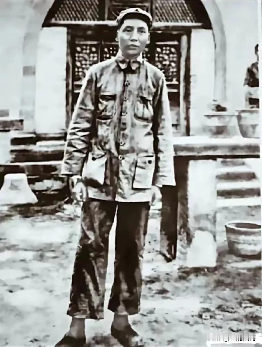 风骨如松：一张照片里的中国脊梁

1936年的陕北保安，黄土高原的风裹着沙粒拍打