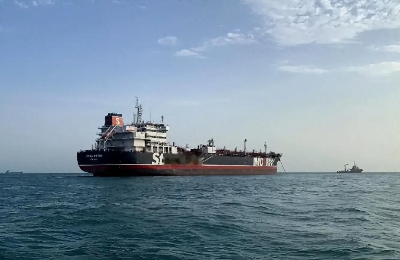 伊朗还是让步了！
4月13日，特朗普发布正式命令：“美国海军立即阻止任何船只经过