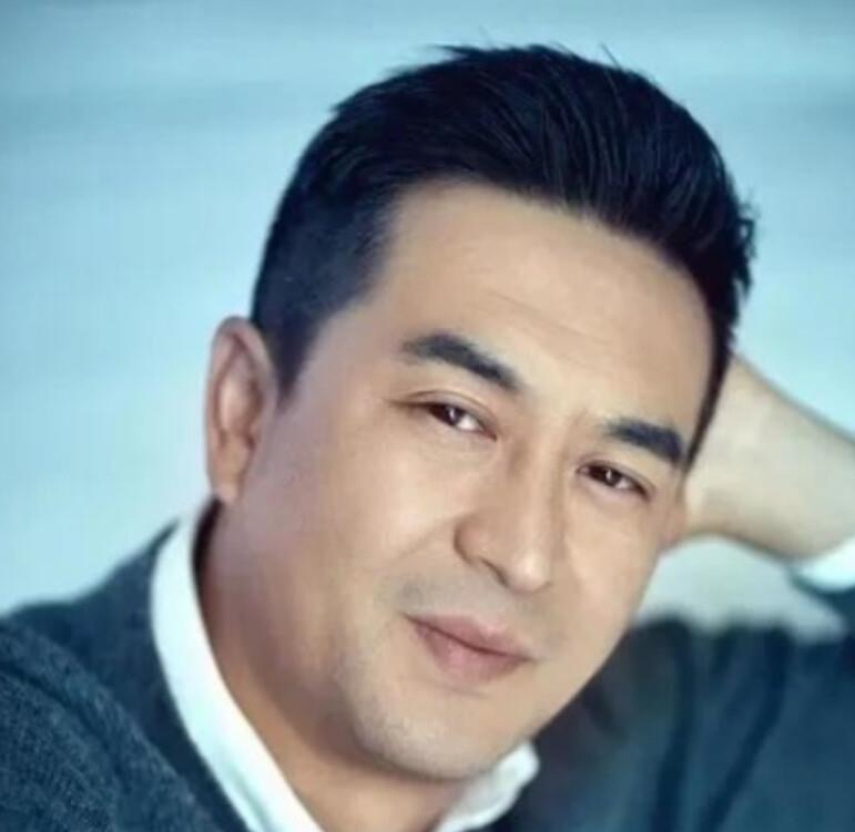 从被骂"吃软饭"到拿遍视帝，他熬了18年。 那个嫌他穷的前妻呢？ 早没影了。 