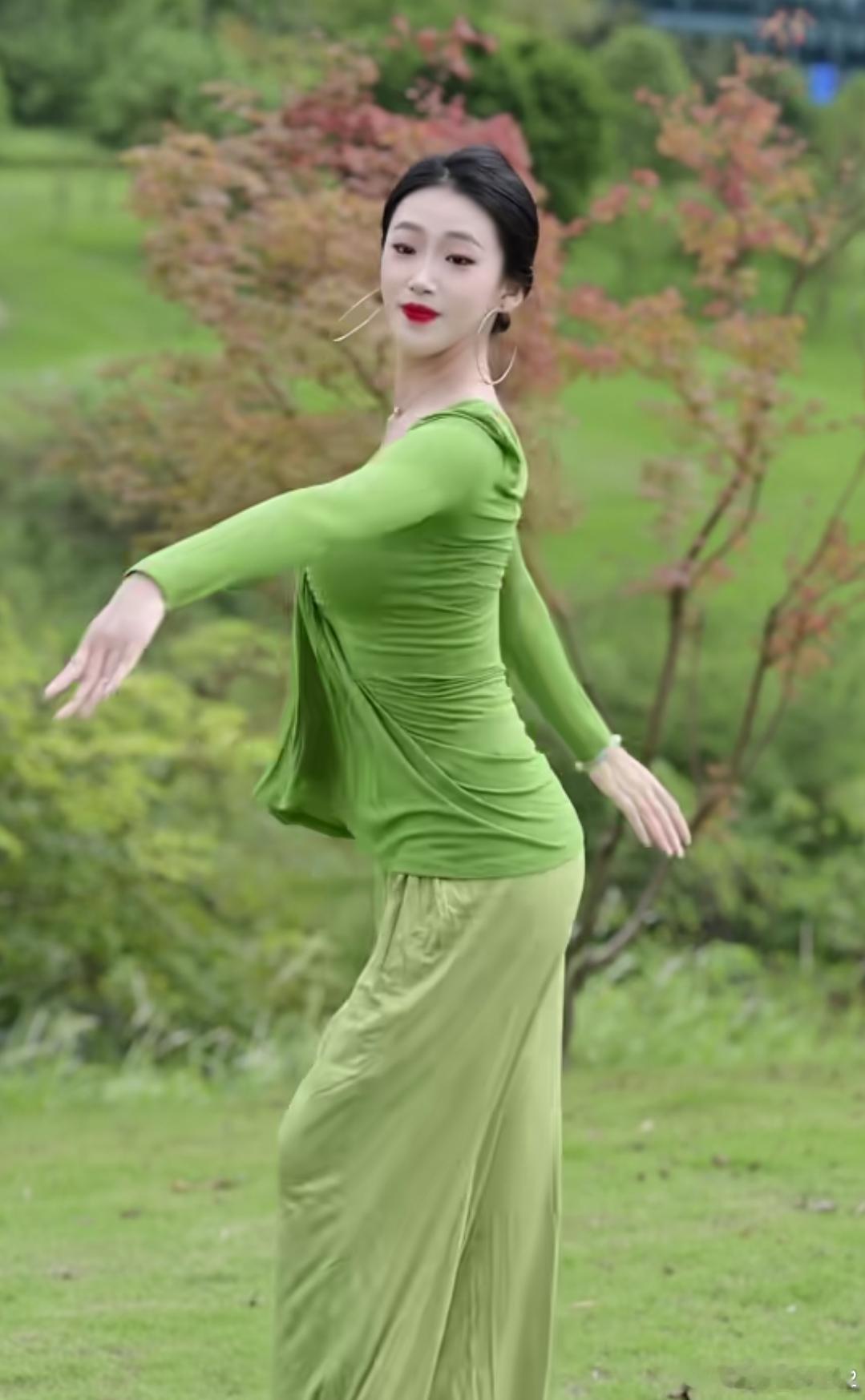 洋洋高锐·纤手、香吗◎绿……就是……绿有生命的甜甜味◎站在……原野上望着爱……象