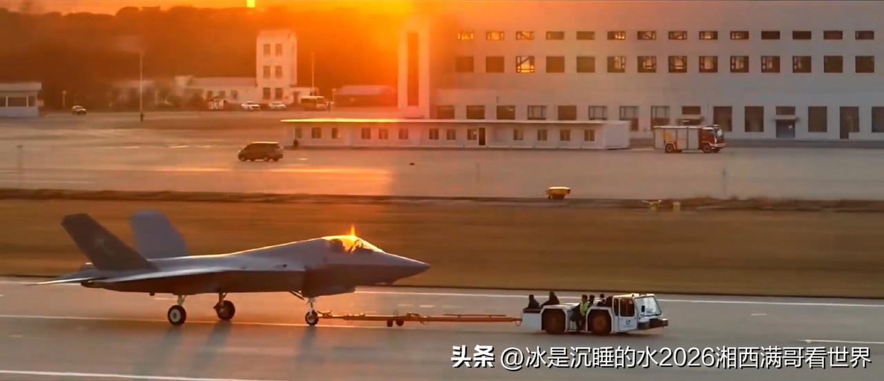 转发分享一张2024珠海航展一架歼-35A空军型战斗机迎着晨曦在地面机场被地勤人