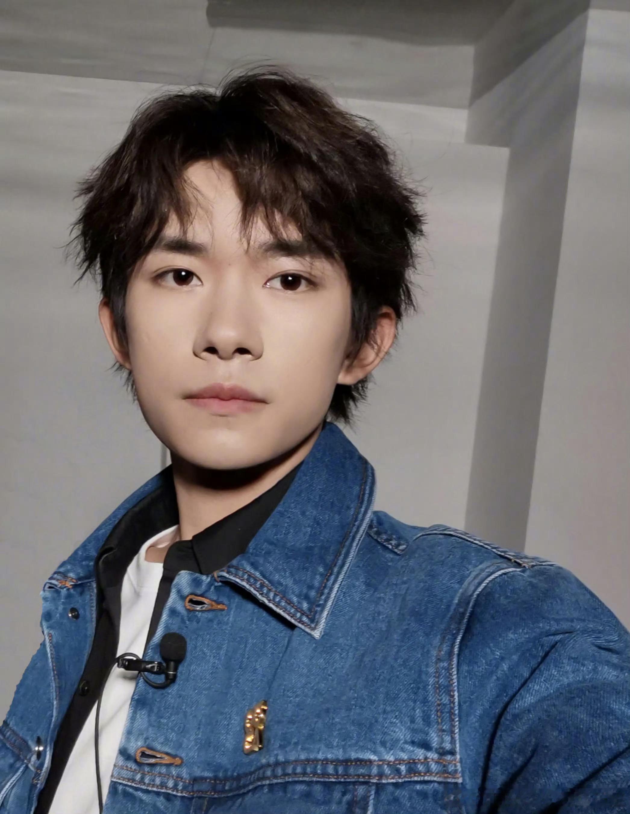 易烊千玺易烊千玺电影惊蛰无声易烊千玺严迪四字 易烊千玺 yyqx 四字弟弟 这不