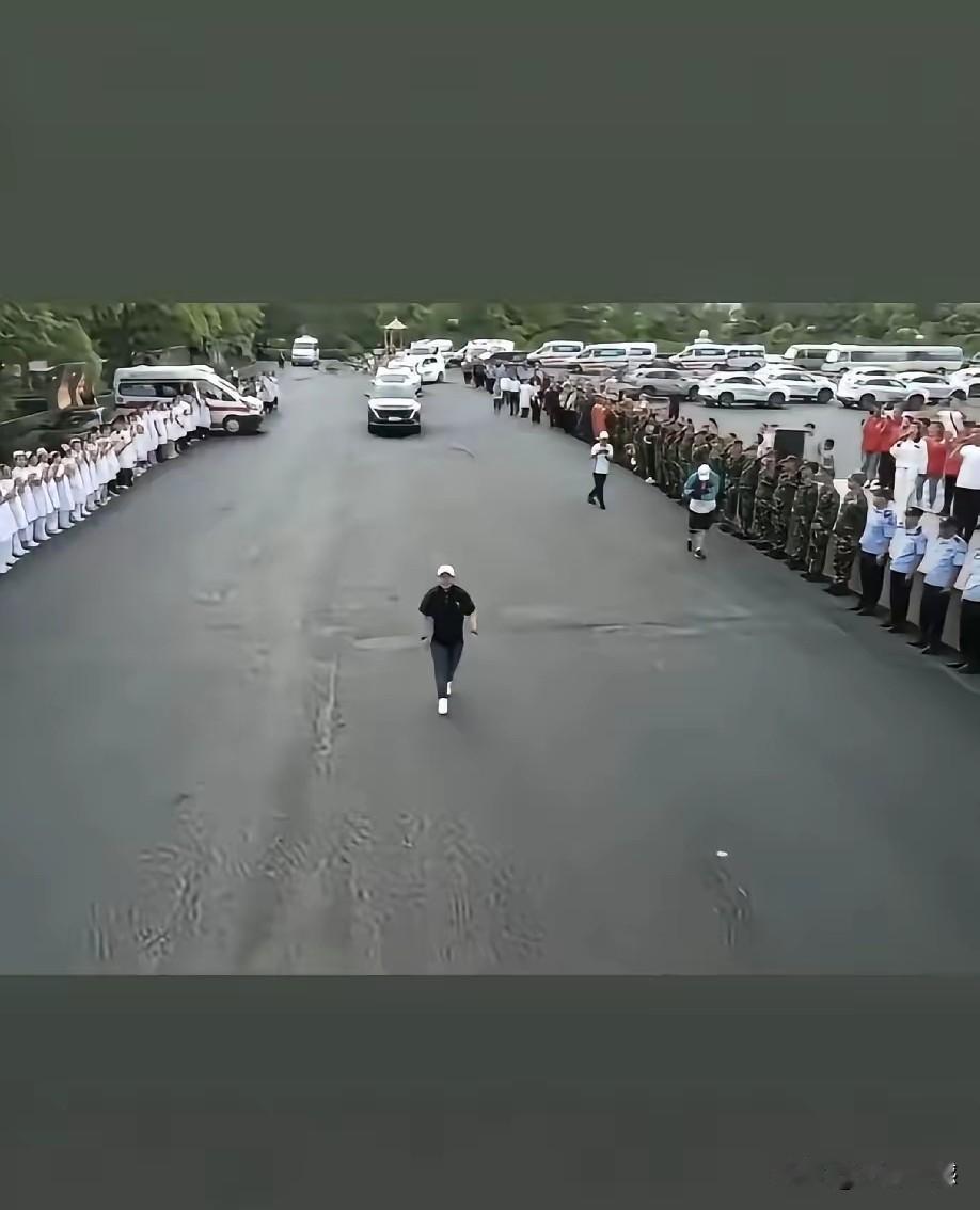 慈善表演艺术家，这阵势，这场面，真有一种君临天下的感觉，一个人的内心膨胀到什么程