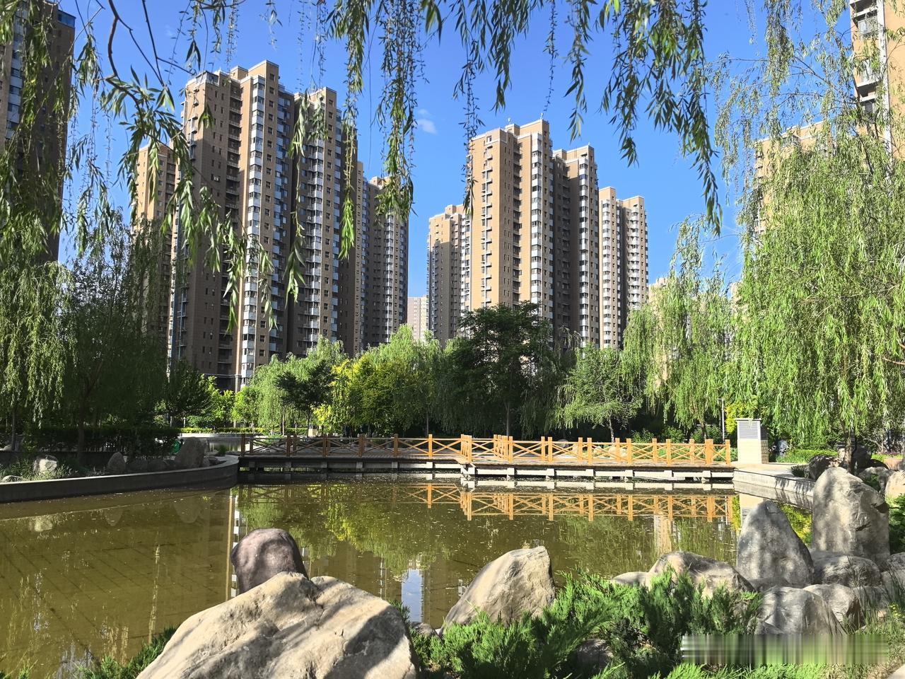 发一张你相册里碧水蓝天的图片碧水澄澈映楼宇，蓝天澄澈衬晴空。绿树葱茏绕家园，水波