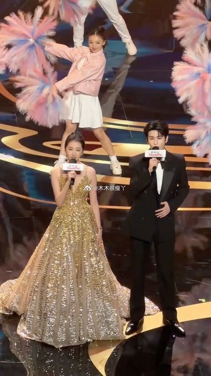 张凌赫关晓彤主持人这个适配度做主持人刚刚好，男帅女美 