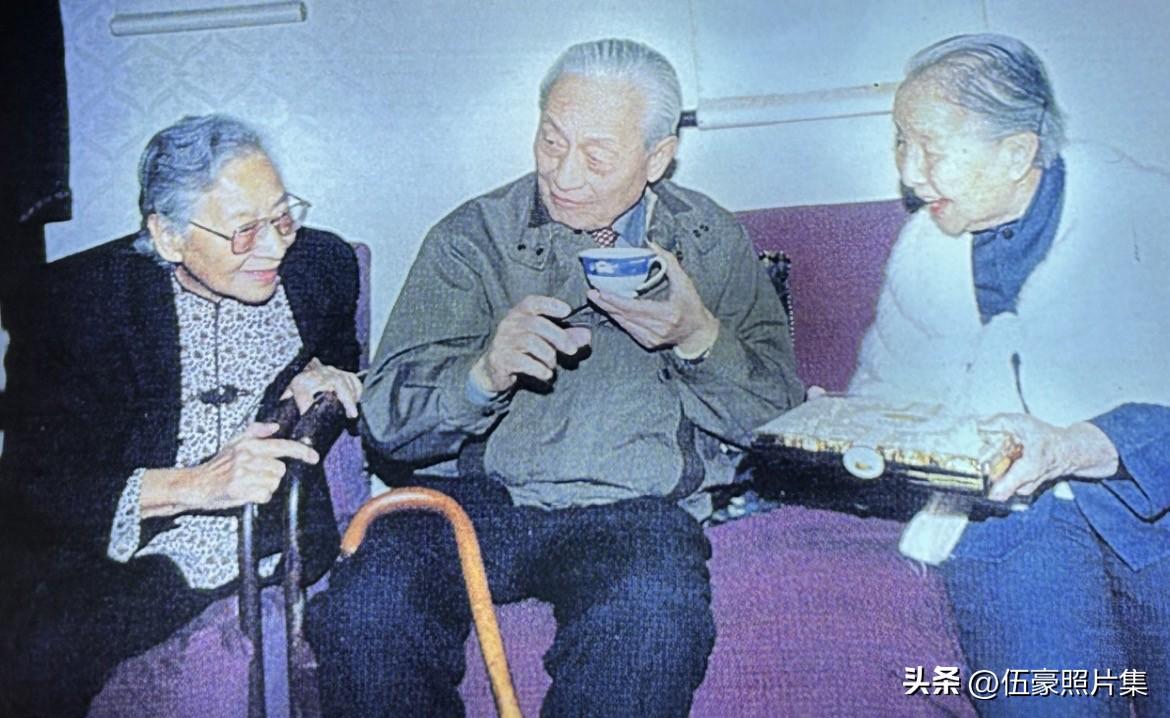 1992年10月5日，雷洁琼与赵朴初一同前往位于北京中央民族学院宿舍区的冰心家中