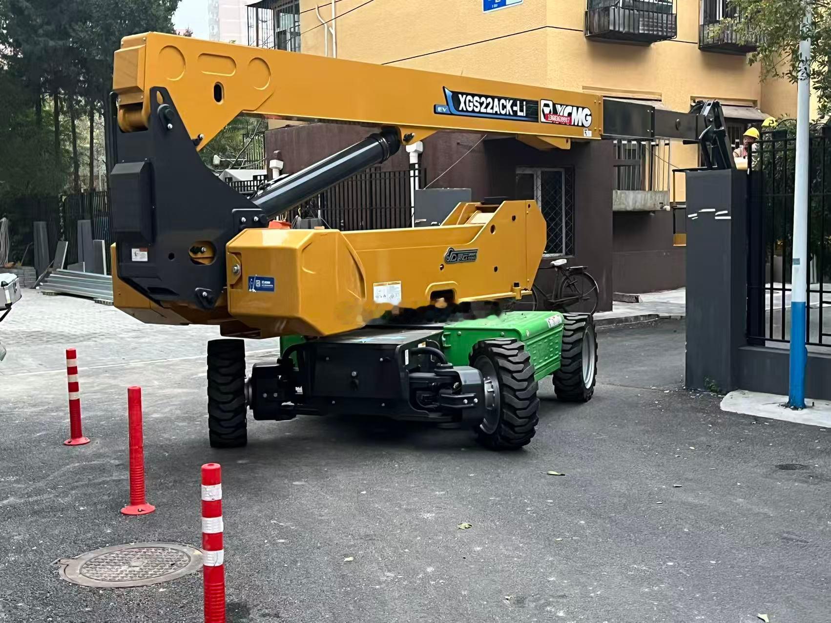 偶遇的起重机？？？高栏里的工人师傅操控四个轱辘的行驶轨迹~~~有点意思！！！这玩