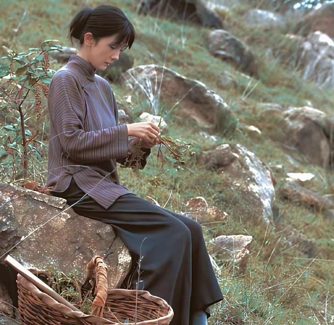 最贵的剧组，往往犯最基础的错误。
杨幂新剧的“脸脖分家”，揭穿了影视工业一个心照