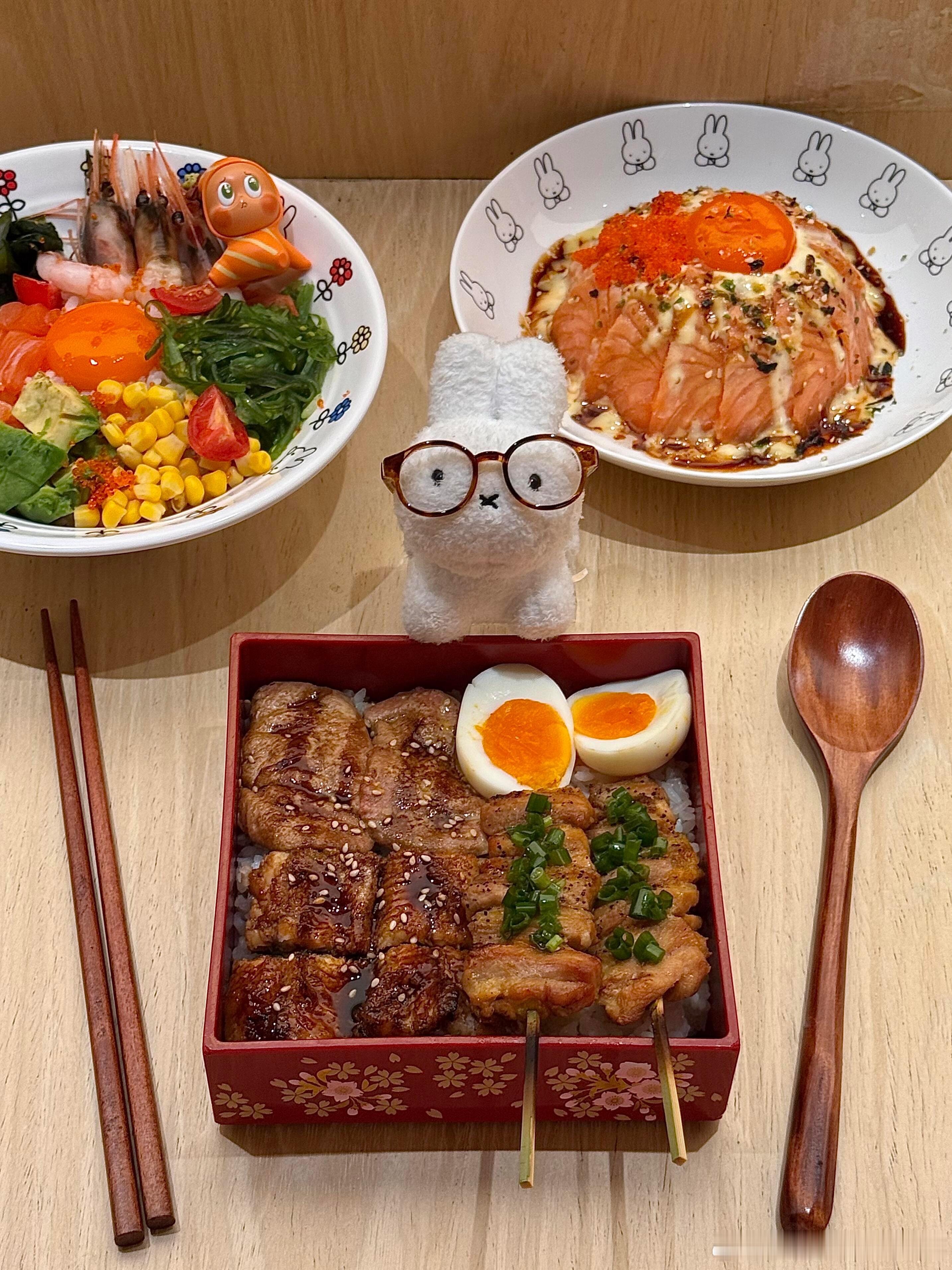 和闺蜜在街头瞎逛时，拐进巷弄竟撞见家藏在玻璃门后的Miffy主题餐厅，瞬间被奶白