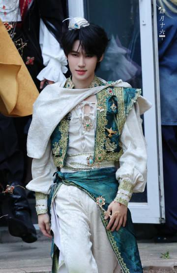 张真源今天是阿拉丁神灯张真源阿拉丁神灯造型 看到张真源阿拉丁神灯造型，真的是让人