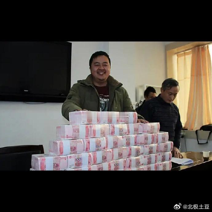 这运气真的没谁了辛辛苦苦打工一辈子，可能连1500万的零头都赚不到，这位员工直接