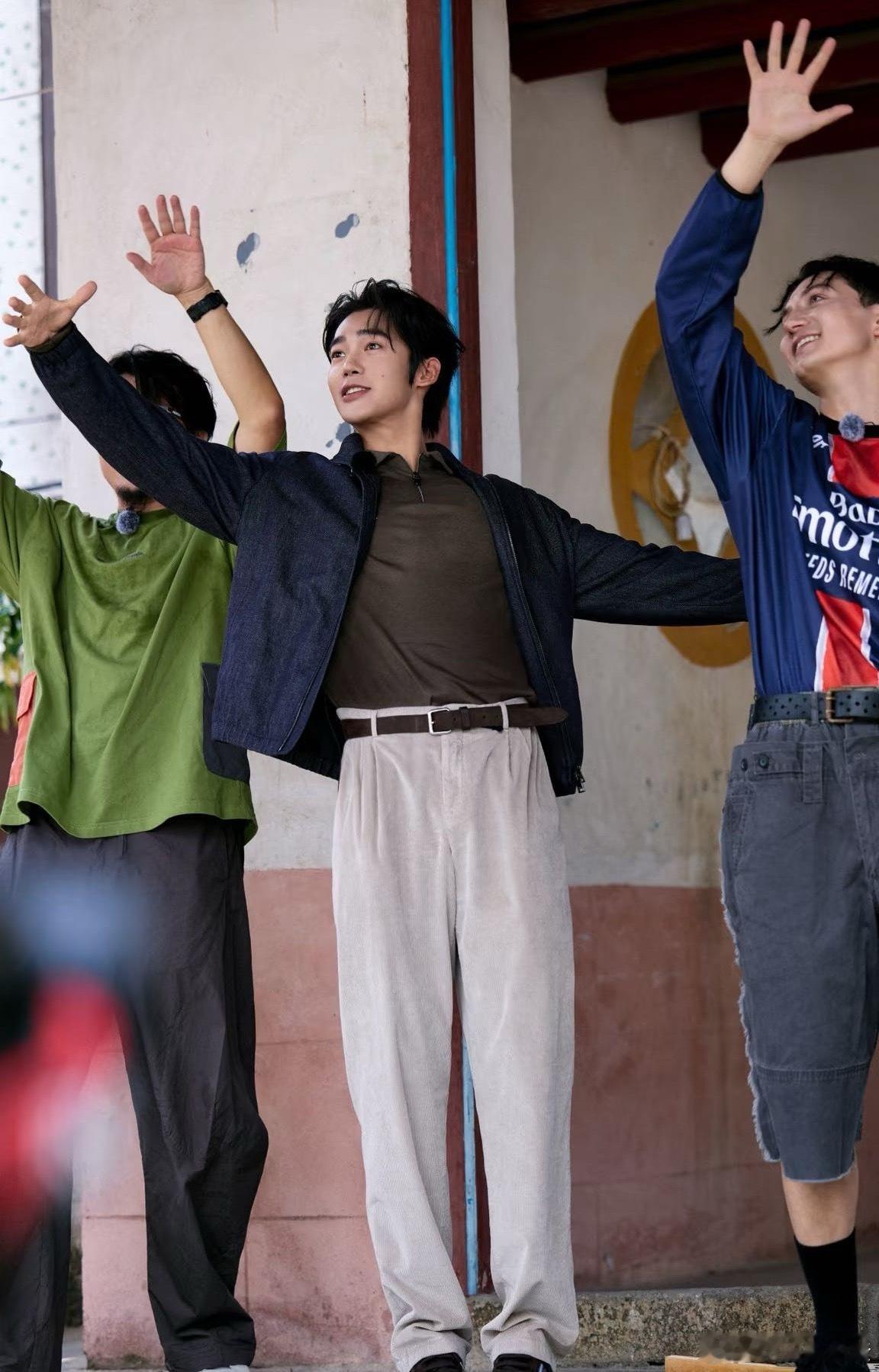 于适和火星电台是在表演学院认识的 表演学院的情谊太好嗑！《听谁在唱歌》里于适和火