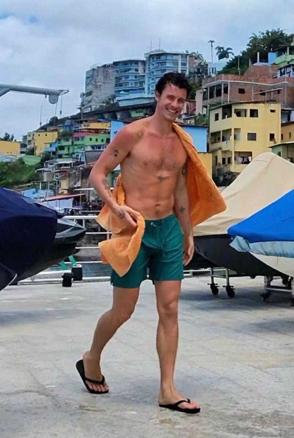 Shawn Mendes 在巴西度假，又变好看了。
还行吧。